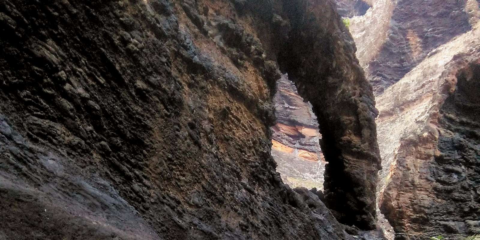 Arco de piedra volcánica conocido como "el tronco del mamut"