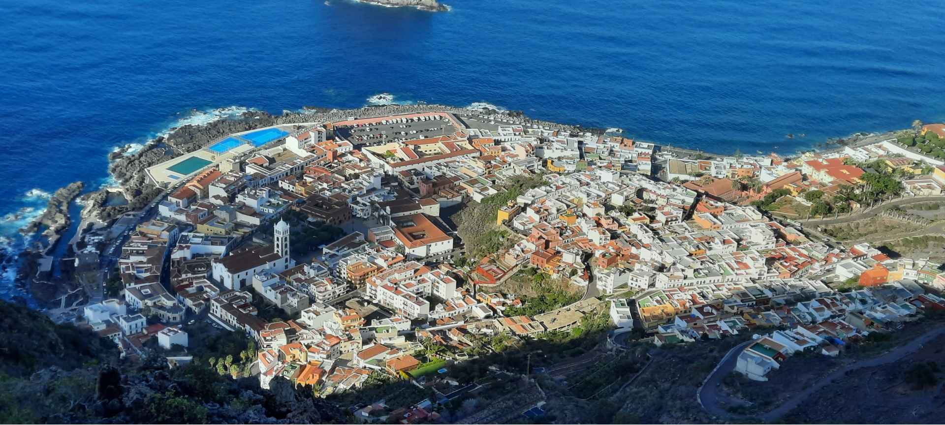 Vista panorámica de la villa y puerto de Garachico