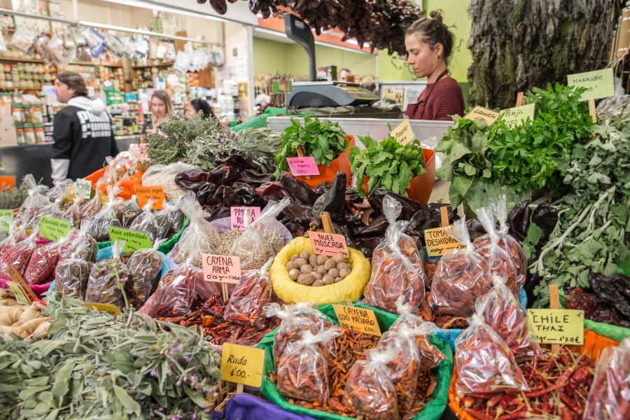 Épices exotiques au marché hebdomadaire de La Laguna, point de départ de la randonnée culturelle de Ténériffe