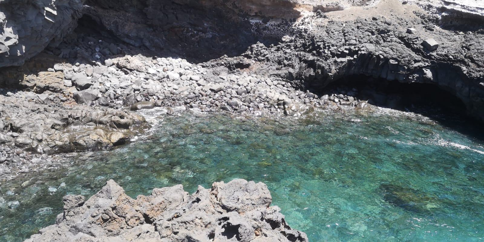 Das Küstengebiet der Isla Baja ist voller reizvoller Naturschwimmbecken mit kristallklarem Wasser
